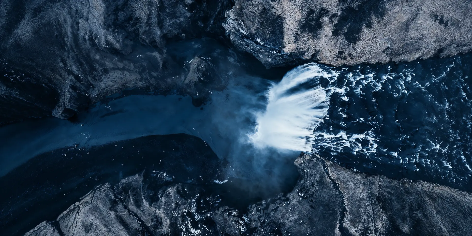 Flyfoto av foss mellom klipper